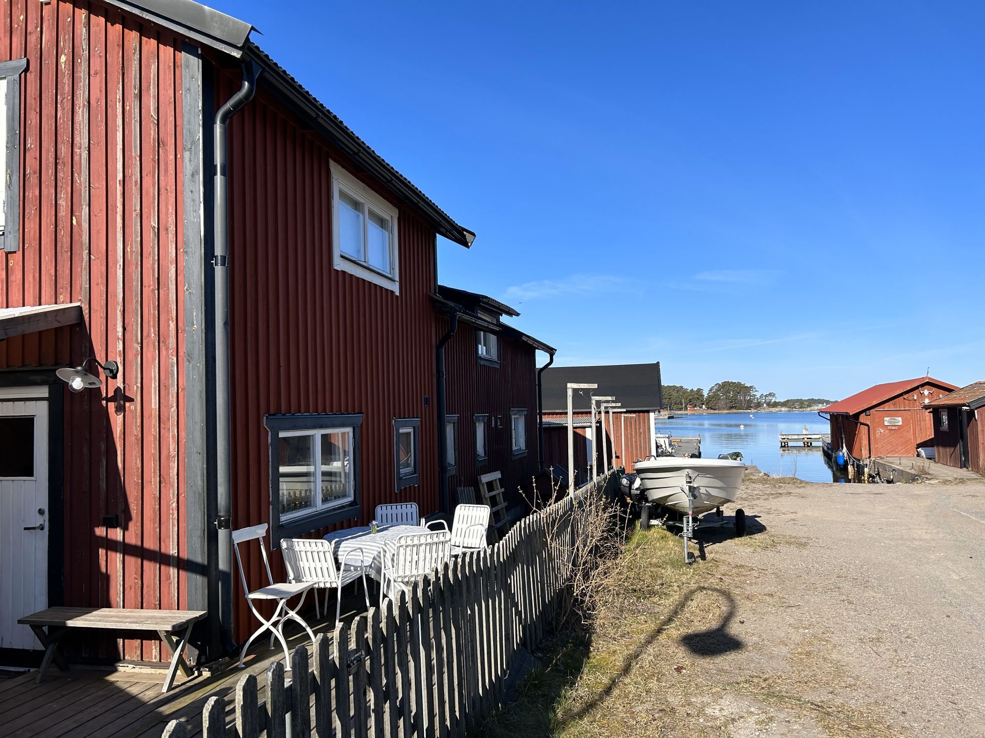 Sjönära stuga med vacker utsikt, Sandhamn – bild 2 av 24