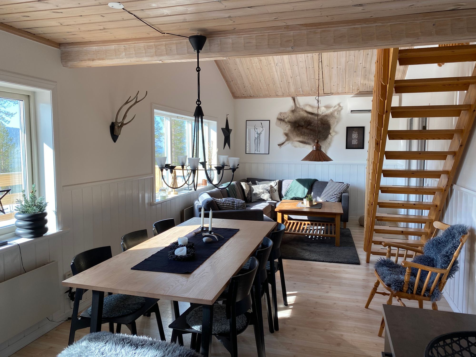 Brändvägen 24B SÄLEN Rymligt och fräscht parhus – bild 2 av 2
