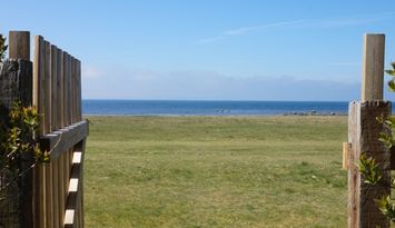 Somrig stuga vid havet