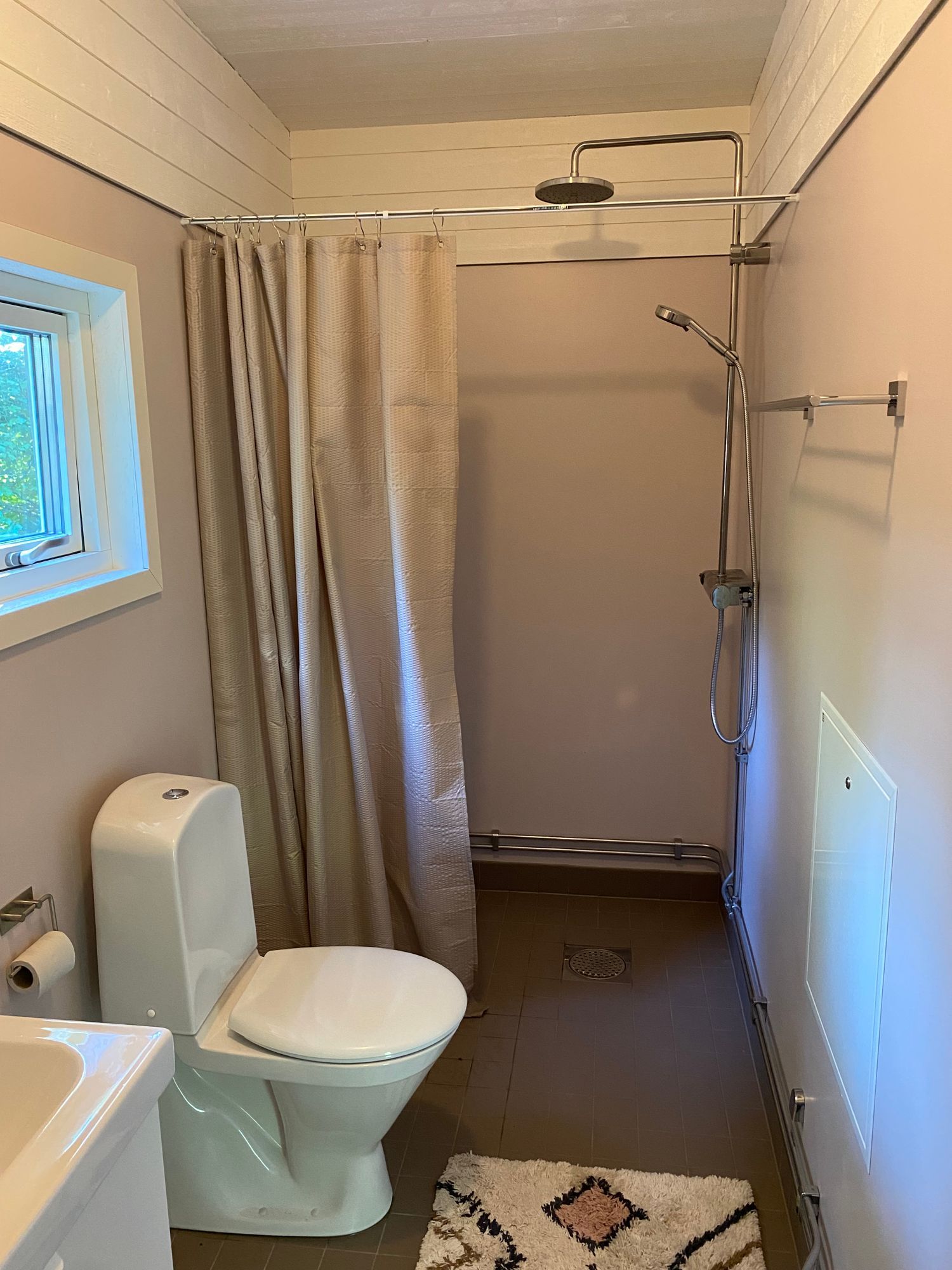Nybyggd stuga vid lövskog och badsjö – bild 3 av 14