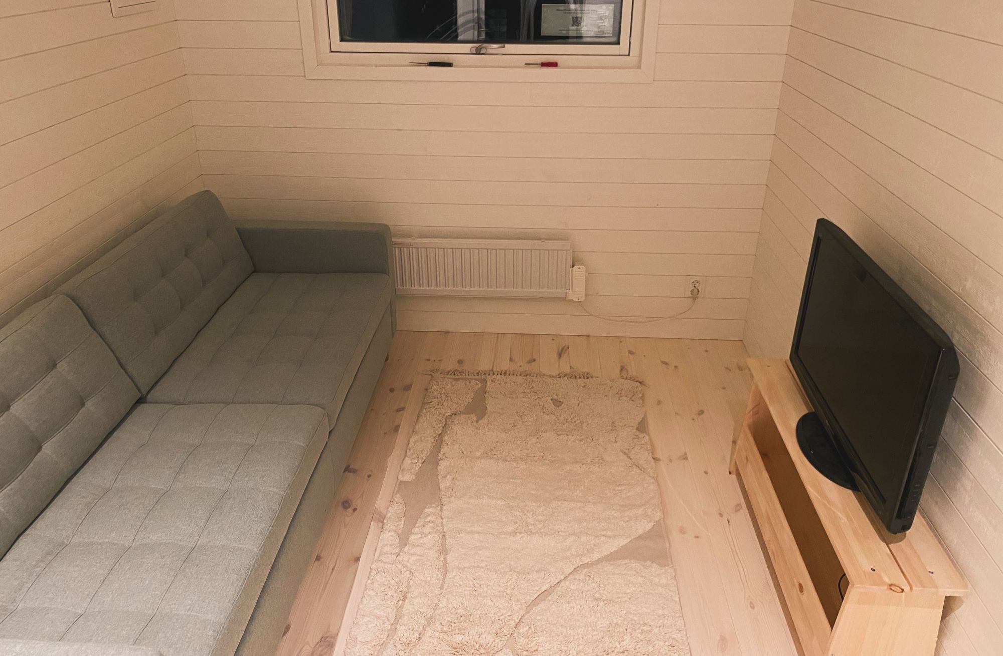 Nybyggd stuga vid lövskog och badsjö – bild 6 av 14