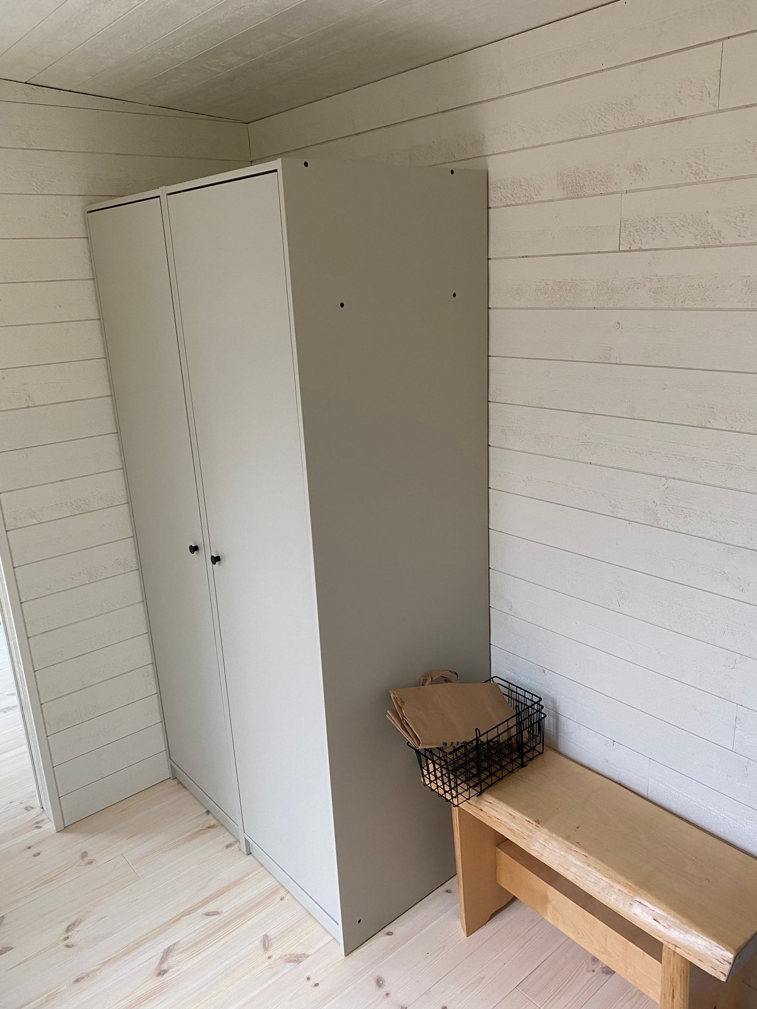 Nybyggd stuga vid lövskog och badsjö – bild 8 av 14