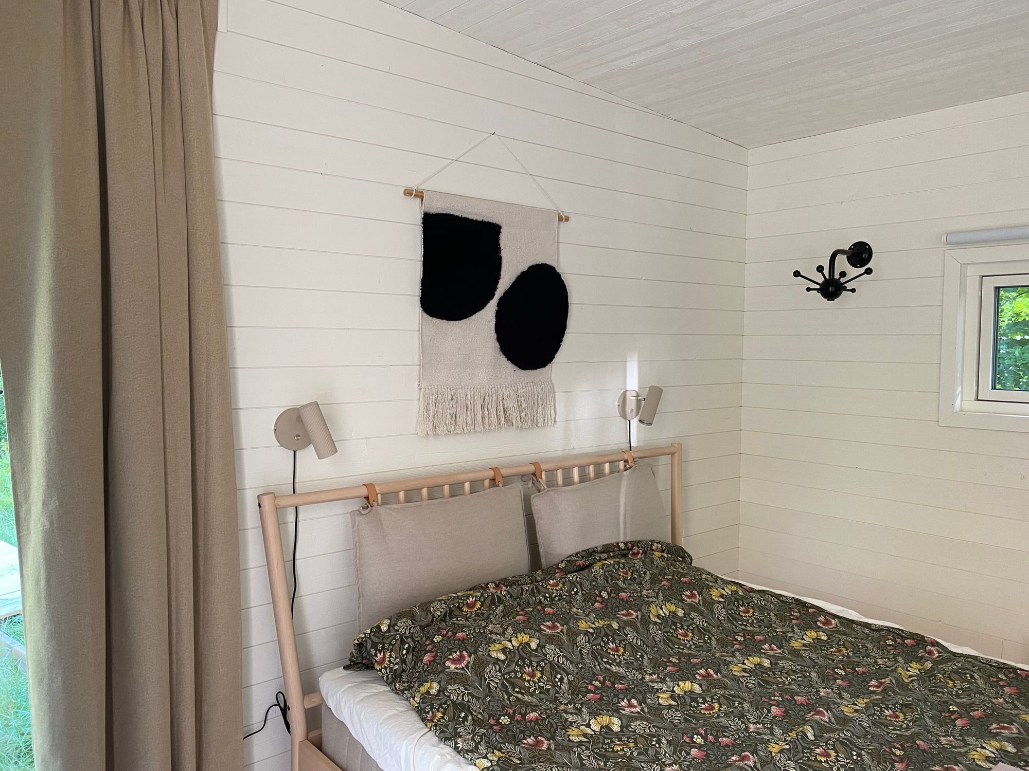 Nybyggd stuga vid lövskog och badsjö – bild 4 av 14