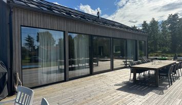 Nybyggt hus vid fiskesjö