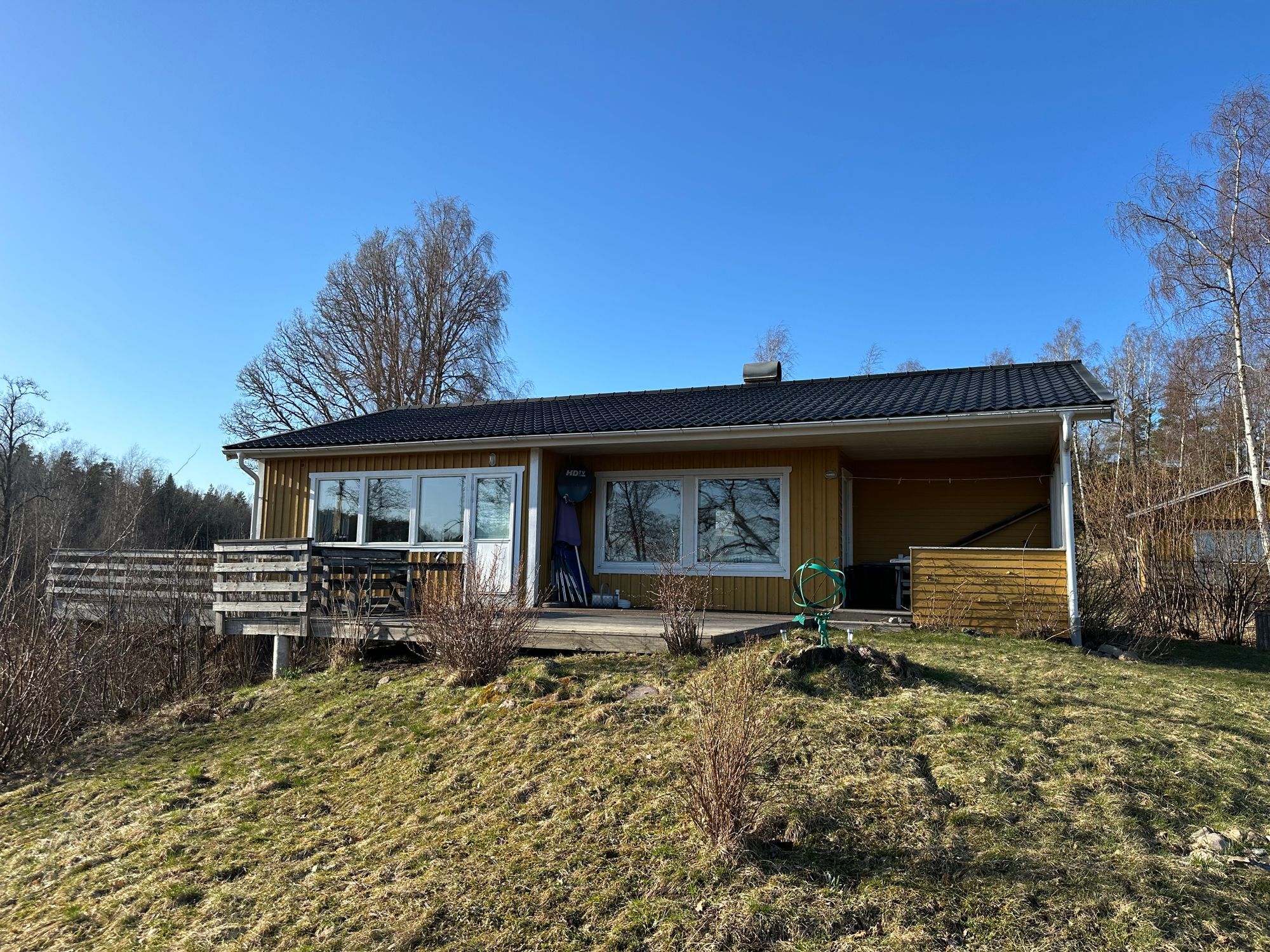 Typical Swedish cottage with stuga overlook a lake – bild 4 av 24