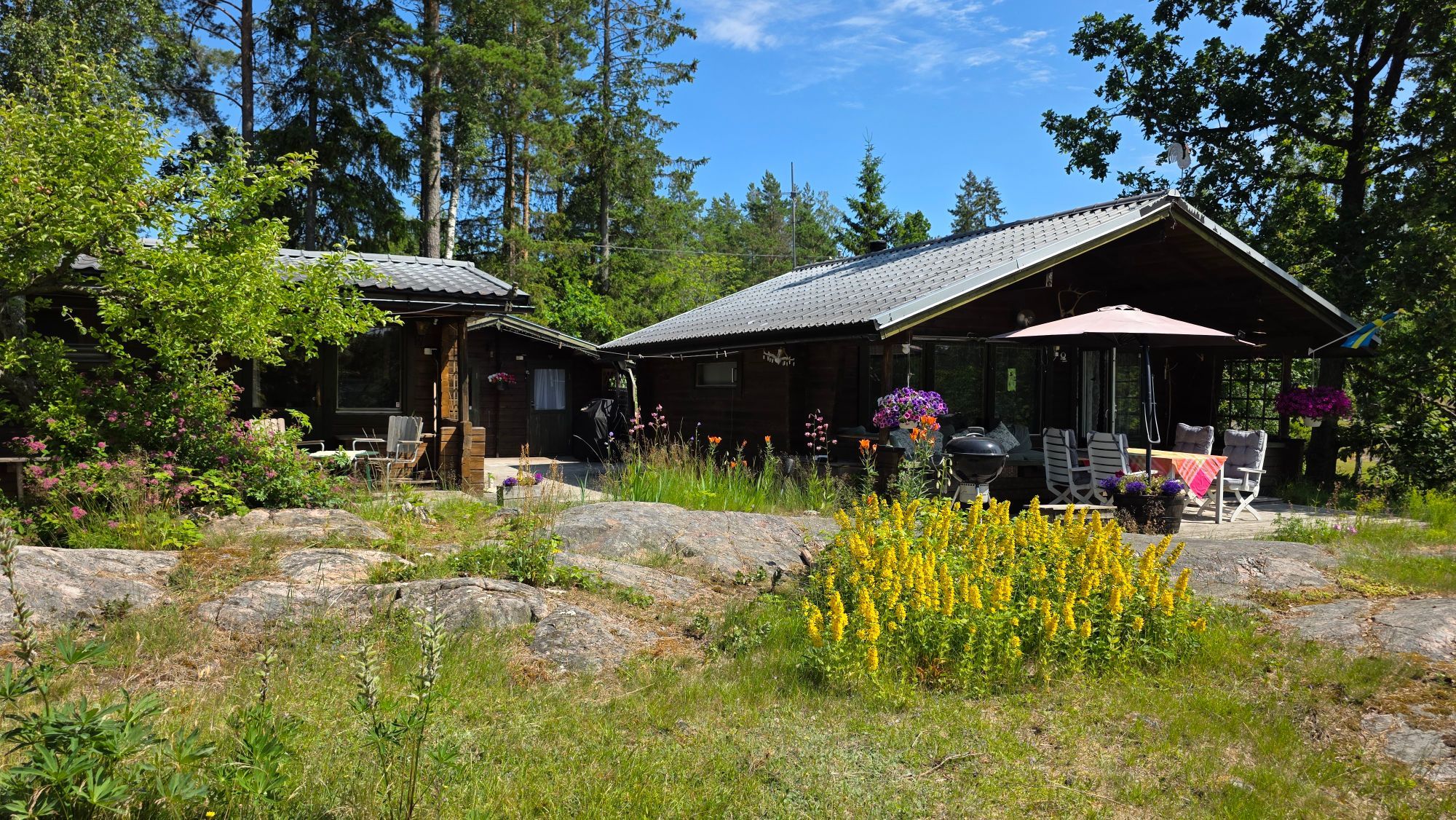 Tre charmiga timmerstugor med stora altaner – bild 4 av 24