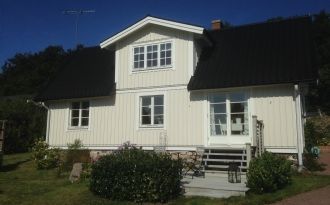 Mysigt hus nära underbar sandstrand