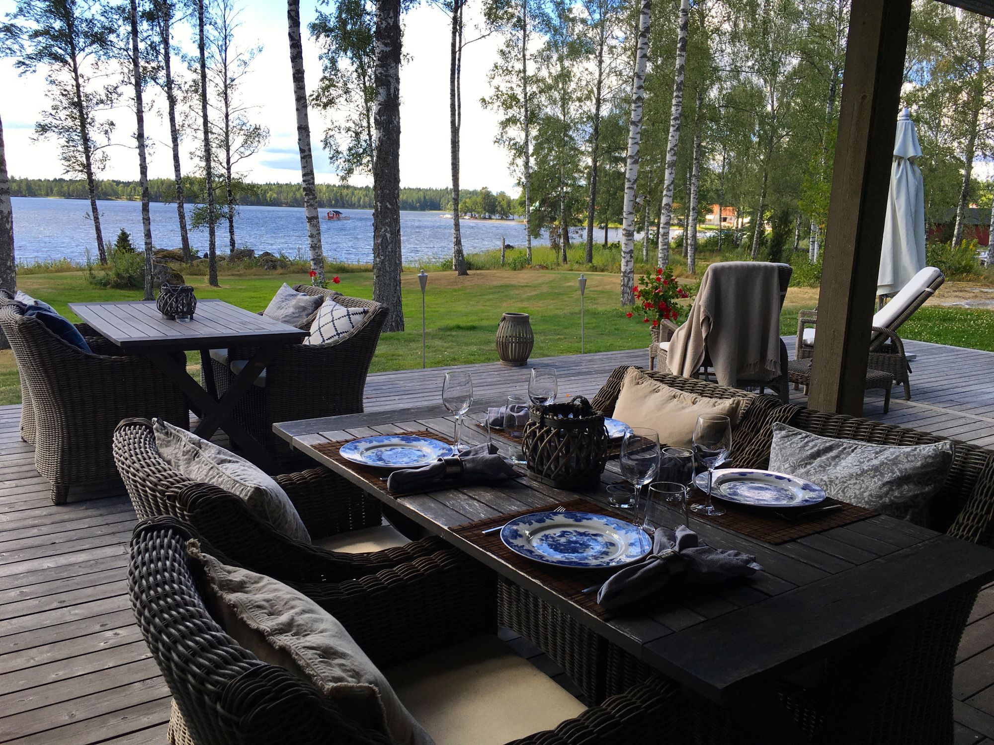 Lyxigt sjöställe med egen brygga och strand – bild 6 av 21