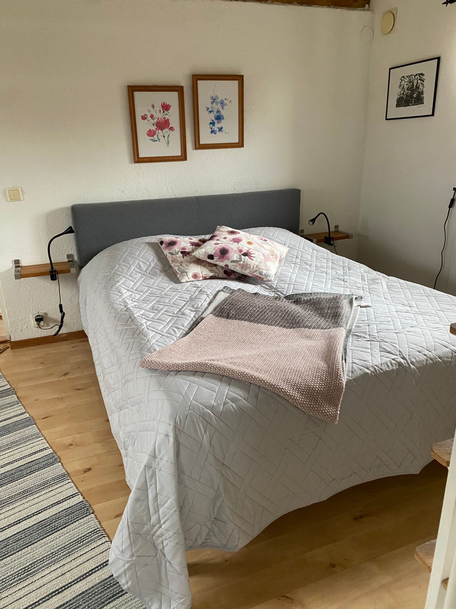 Litet hus vid fruktodling och hage. – bild 7 av 7