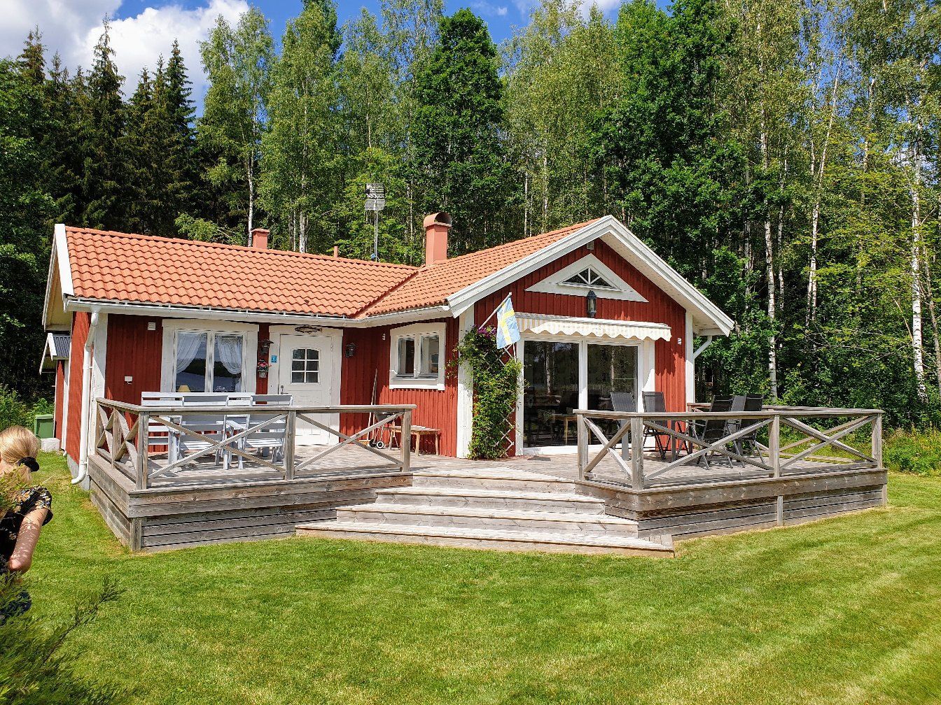 Fin stuga vid sjö.