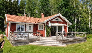 Fin stuga vid sjö.
