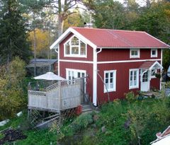 A charming holiday cottage by the water, on Väddö
