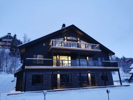 Nyproducerad lägenhet i Tegefjäll med ski-in-läge