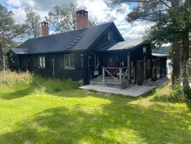 Hus med sjötomt och roddbåt