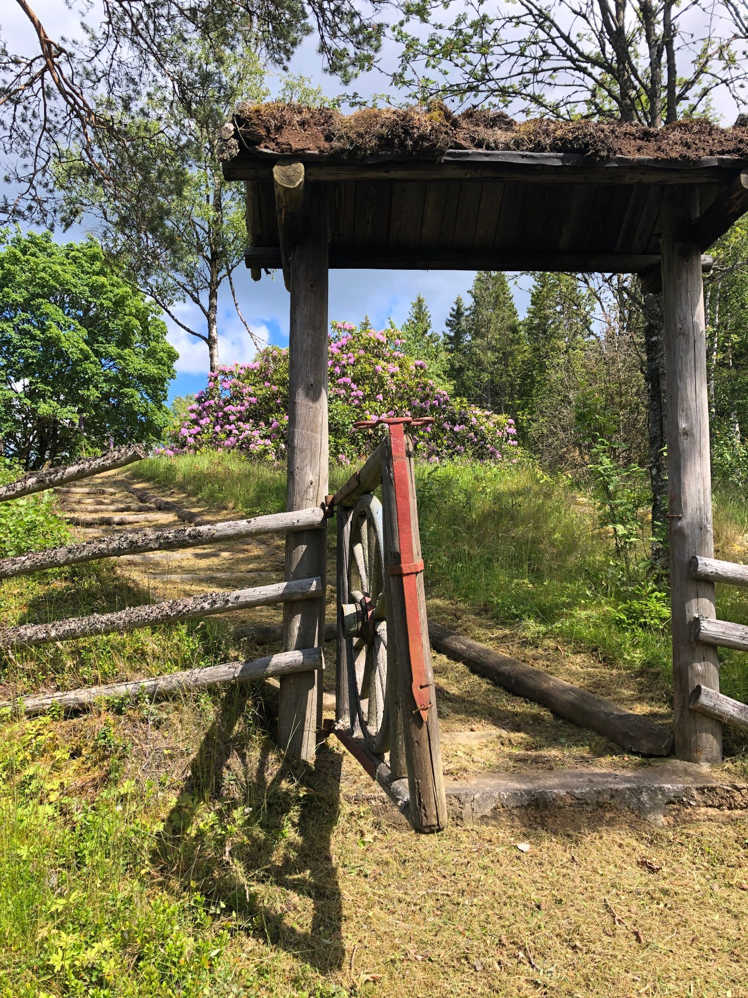Naturnära stuga på höjd med sjöutsikt
