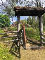 Ferienhaus naturnah auf einem Hügel mit Seeblick
