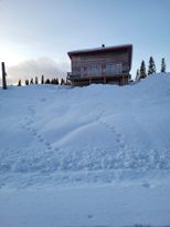 Fräsch nyuppförd stuga i snösäkra Bakvattnet