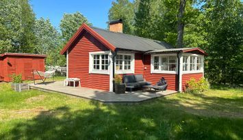 Mysig stuga nära natur med altan & trädgård