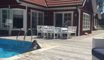 Härligt boende med pool i Stavsnäs