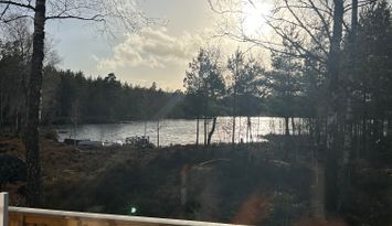 Stuga nära skog och sjö