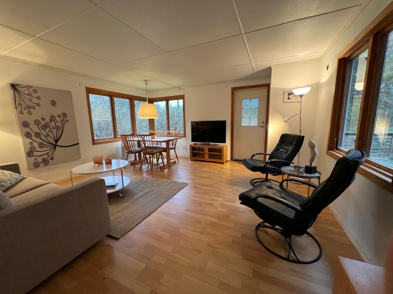 En eller två stugor nära hav och brygga Åhus