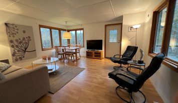 En eller två stugor nära hav och brygga Åhus