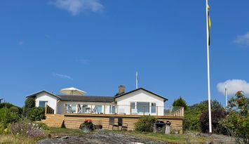 Havsnära stuga med härlig trädgård