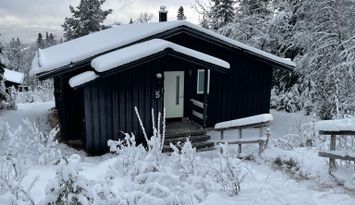 Fin stuga med ski in/ski out högst upp i Björnrike
