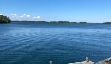 Furusund strandtomt mysigt hus och tomt