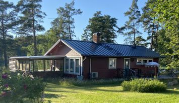 Mysigt fritidshus med egen brygga