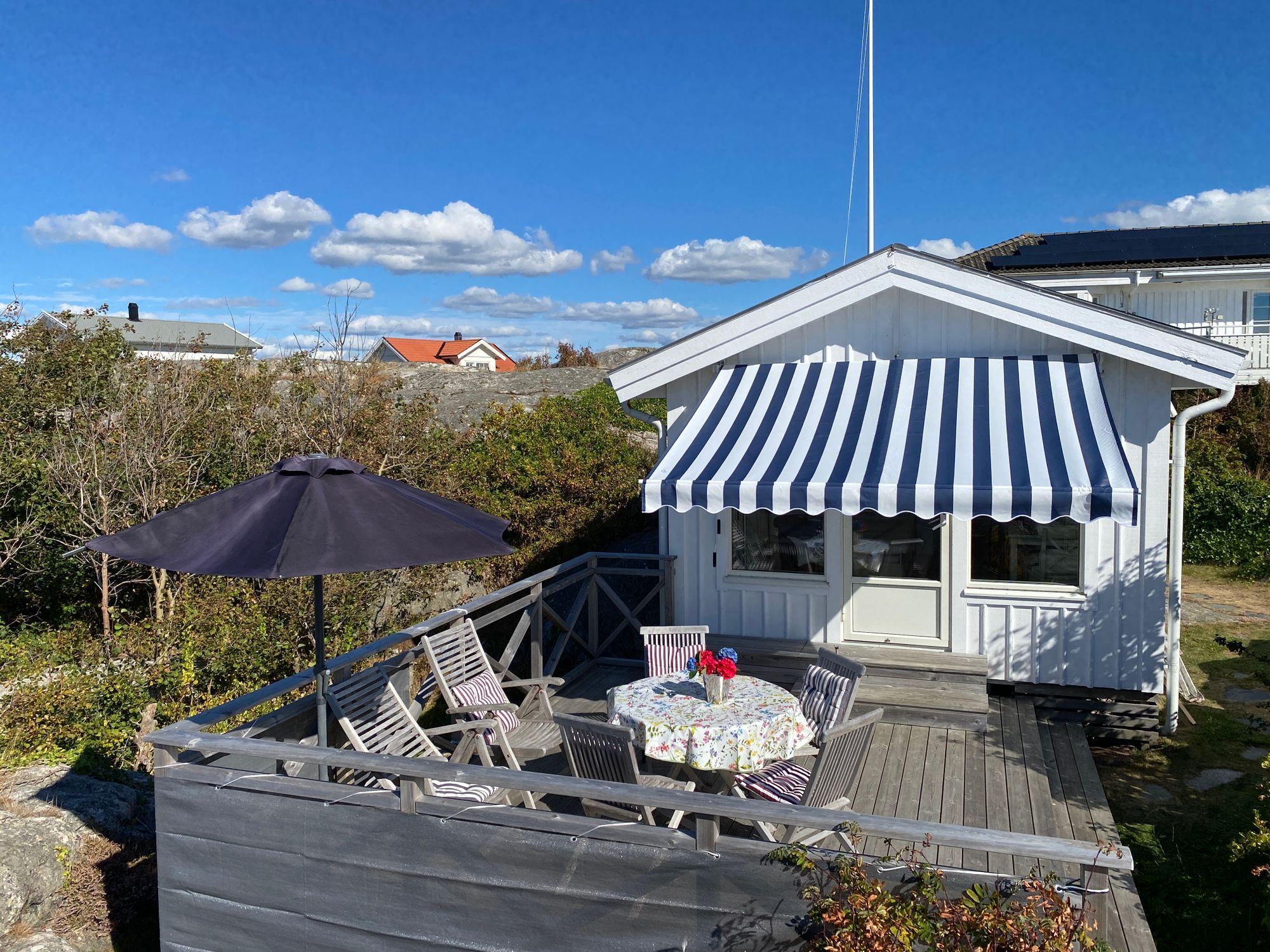 Lugnt belägen stuga i hjärtat av Lappesand, Hönö – bild 2 av 13
