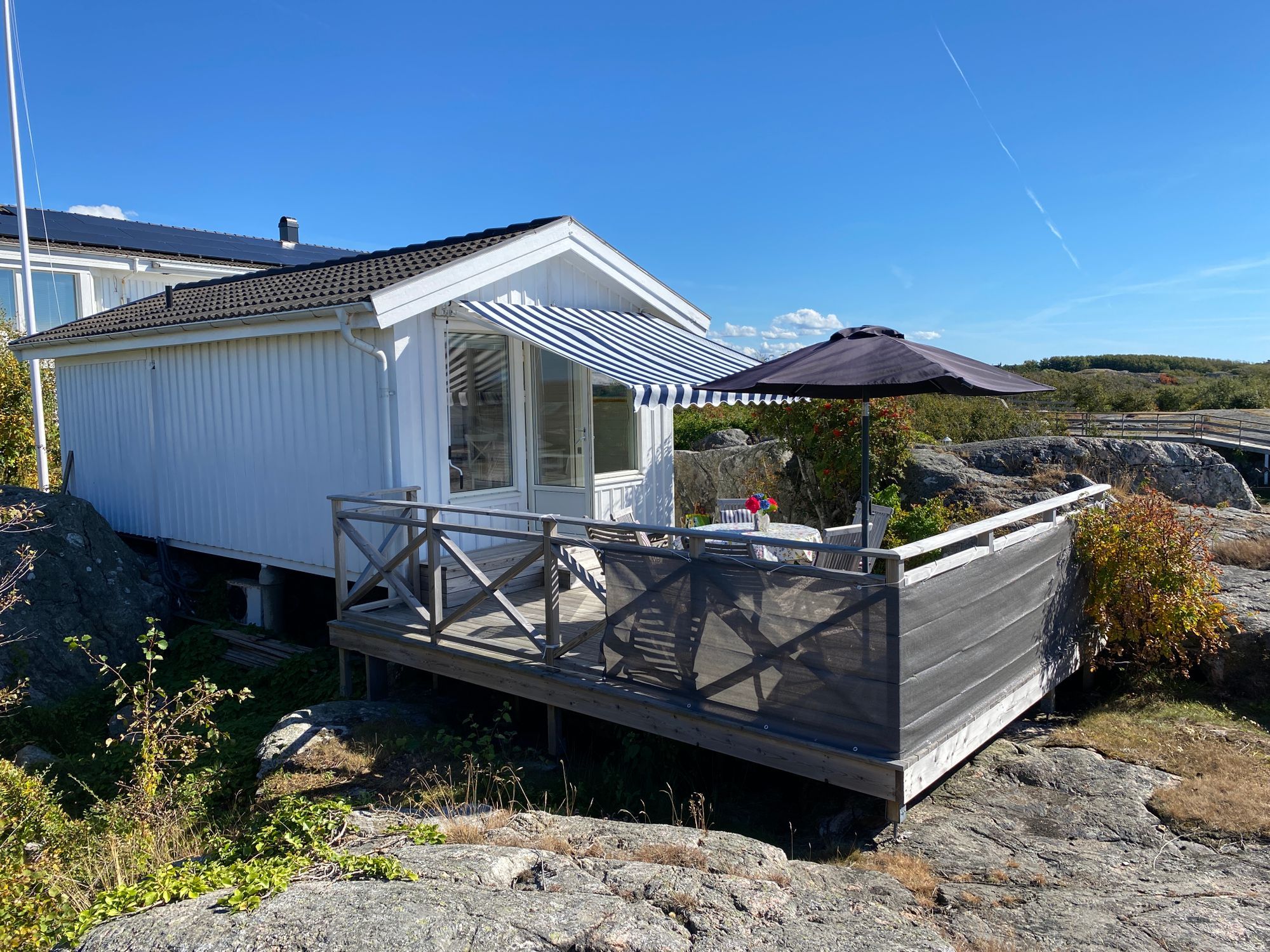 Lugnt belägen stuga i hjärtat av Lappesand, Hönö – bild 4 av 13