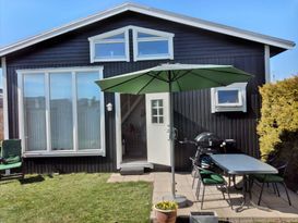 Bright, lovely cabin near pristine beach