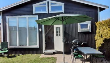 Ljus mysig stuga nära härlig strand