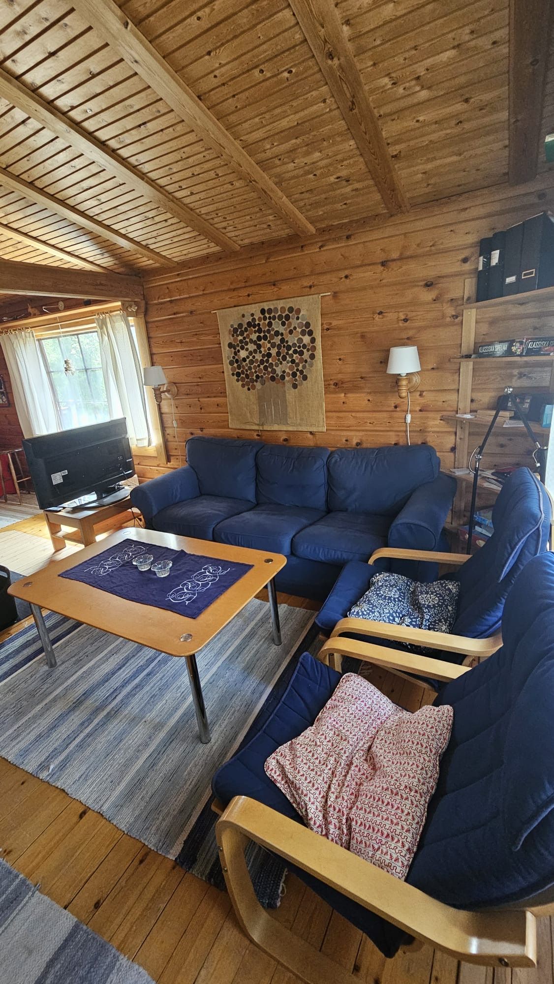 Trivsam, blå stuga i Lofsdalen – bild 4 av 18