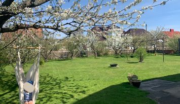 Havsnära villa i blomstrande trädgård