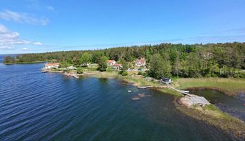 Lägenhet med privat strand och brygga