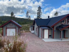 Modern fjällstuga med 8 bäddar.