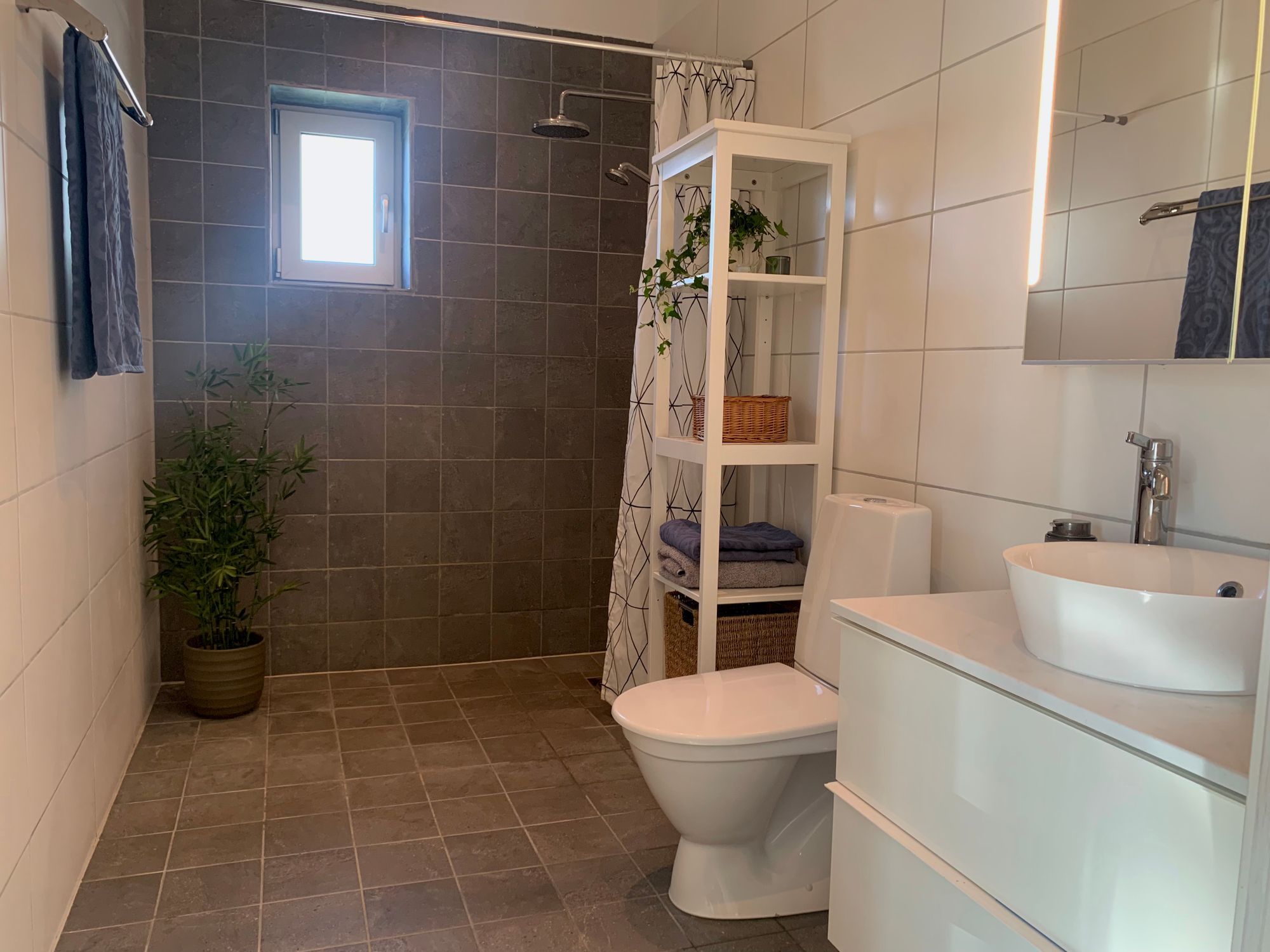 Härlig strandnära villa i Båstad, spabad & naturvy – bild 7 av 9