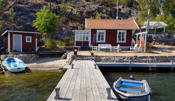 Charmig Sjöstuga på Dalarö, vid havet, egen strand