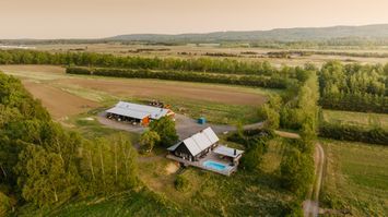 HOUSE WITH POOL ON PEACEFUL FARM