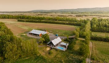 HOUSE WITH POOL ON PEACEFUL FARM