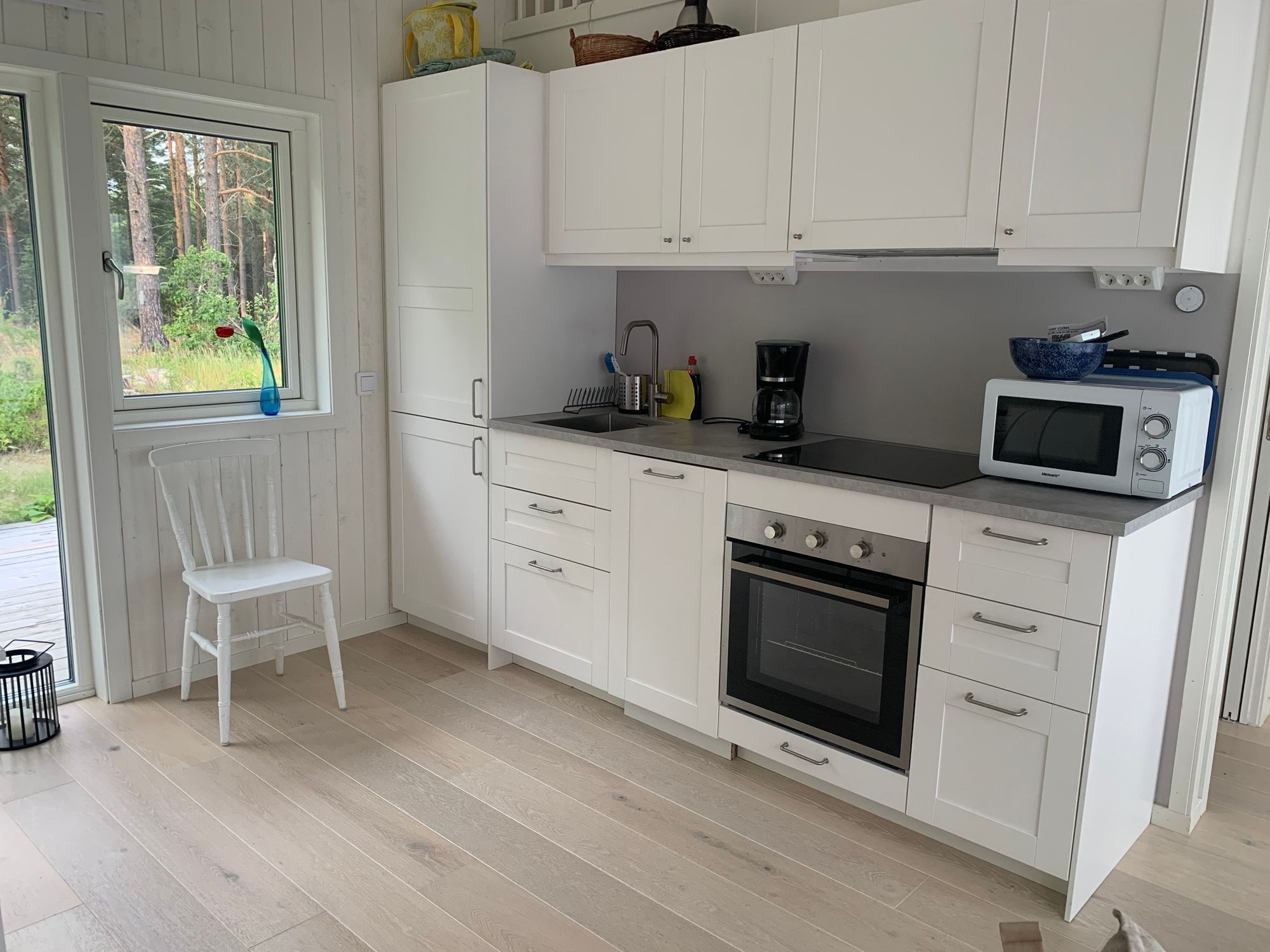 Havsnära nybyggd stuga med roddbåt. – bild 21 av 21