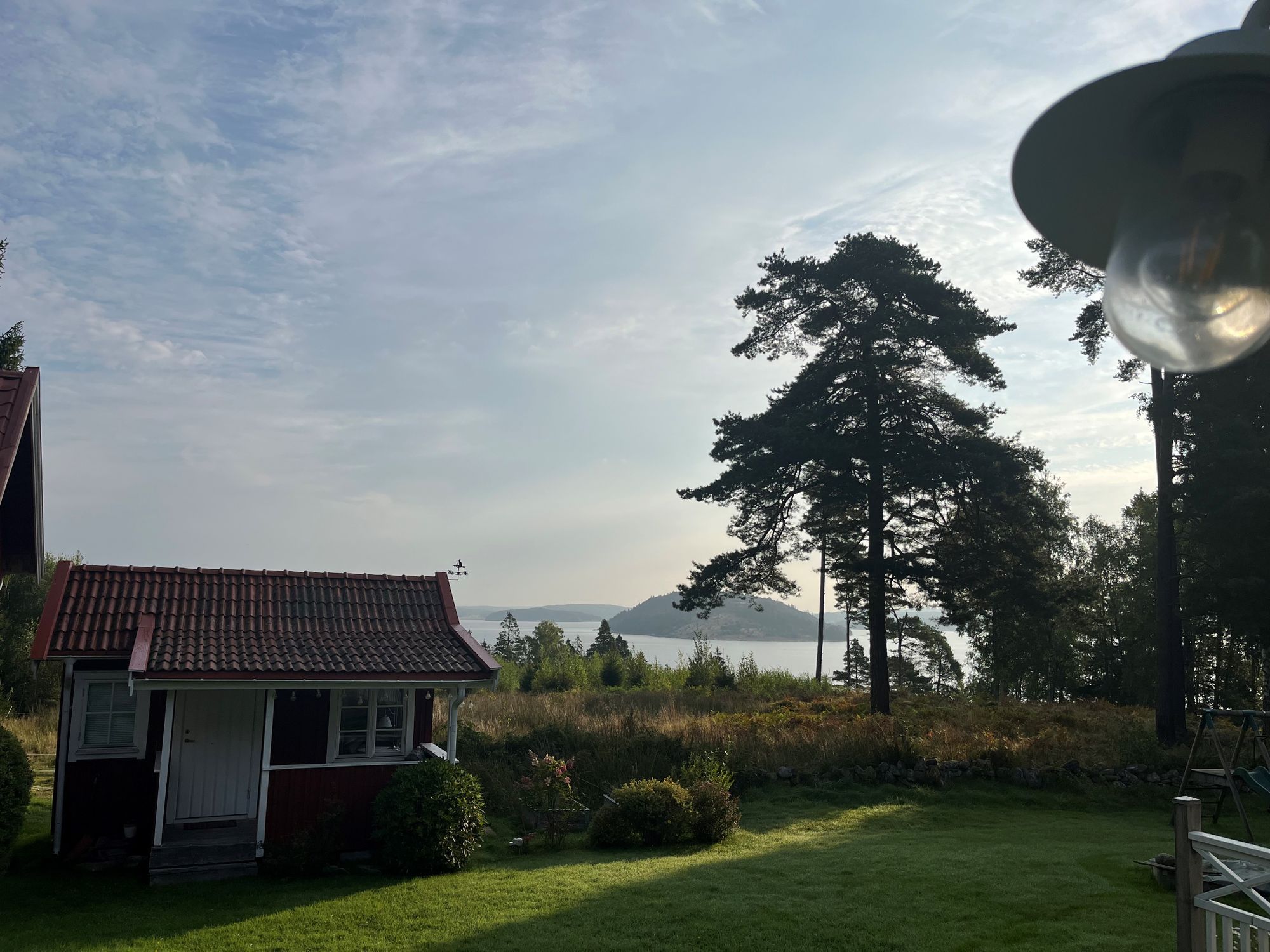 Lantlig idyll vid havet – stuga med bastu på Orust – bild 12 av 13