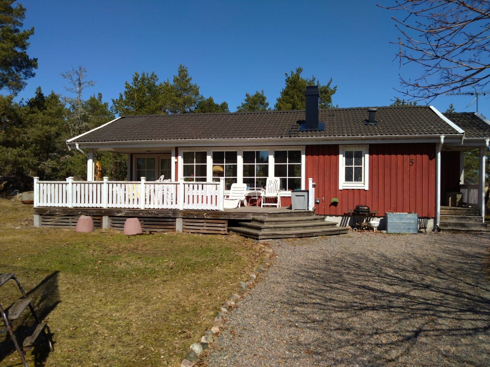 Sommarhus vid havet och Tallparken i Öregrund – bild 2 av 14