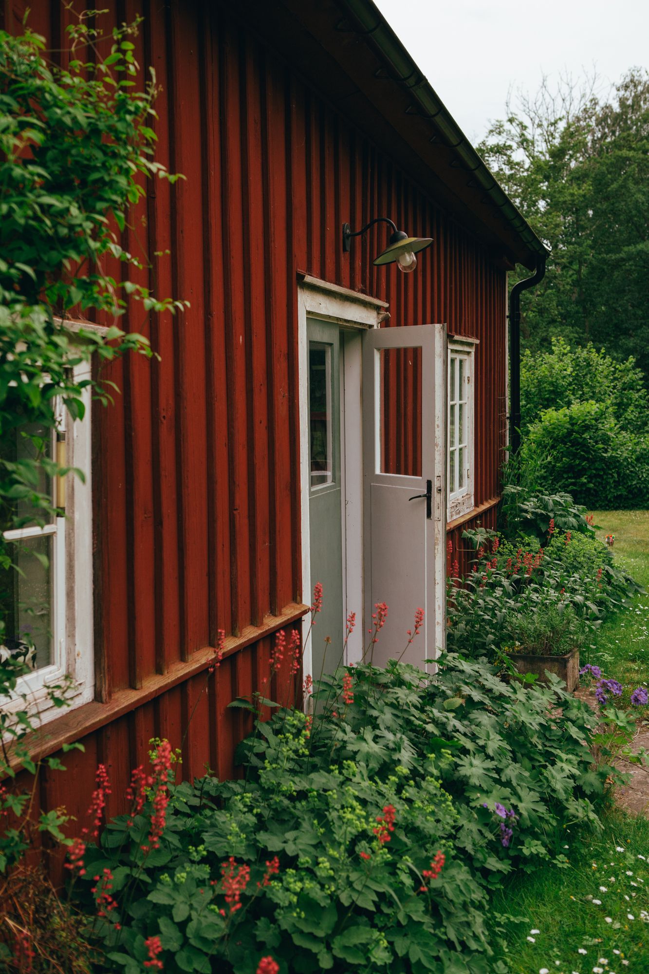 Två stugor i idyllen Orrnäs – bild 2 av 24