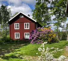 "THE RED STUGA" - vackert hus med sjöutsikt