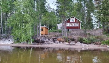 Totalrenoverad stuga på sjötomt