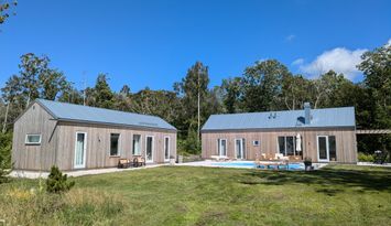Exklusivt på södra Gotland – Två hus med pool