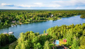 Östertorps Gård Strömma. Uppvärmd pool, sandstrand